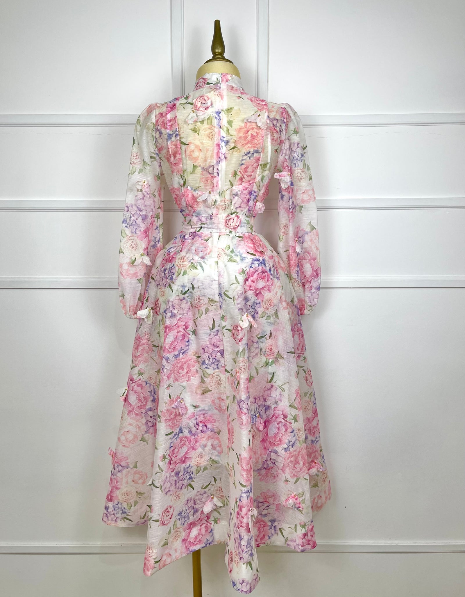 Vestido blanco largo con flores rosas y listón