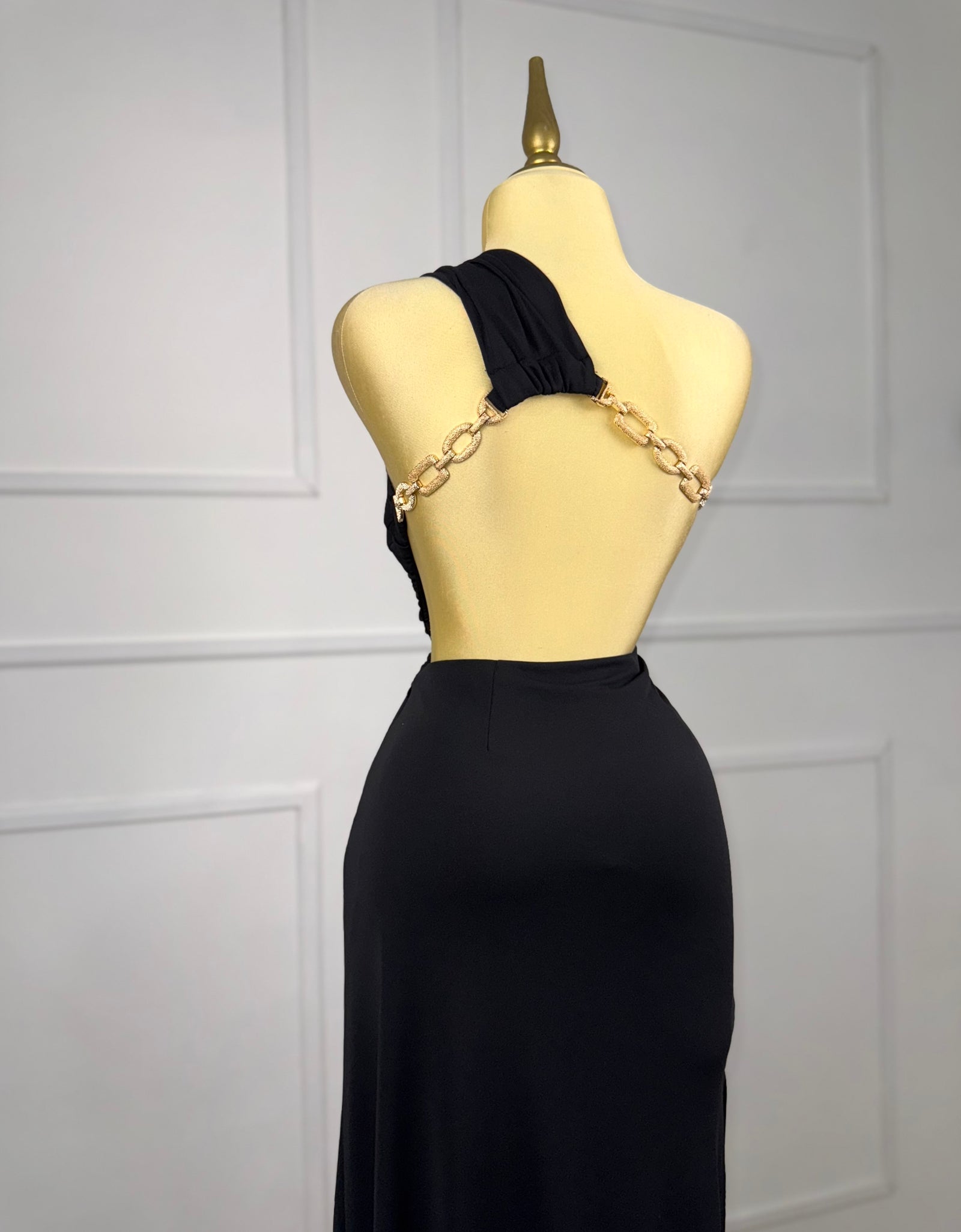 Vestido negro con cadena dorada