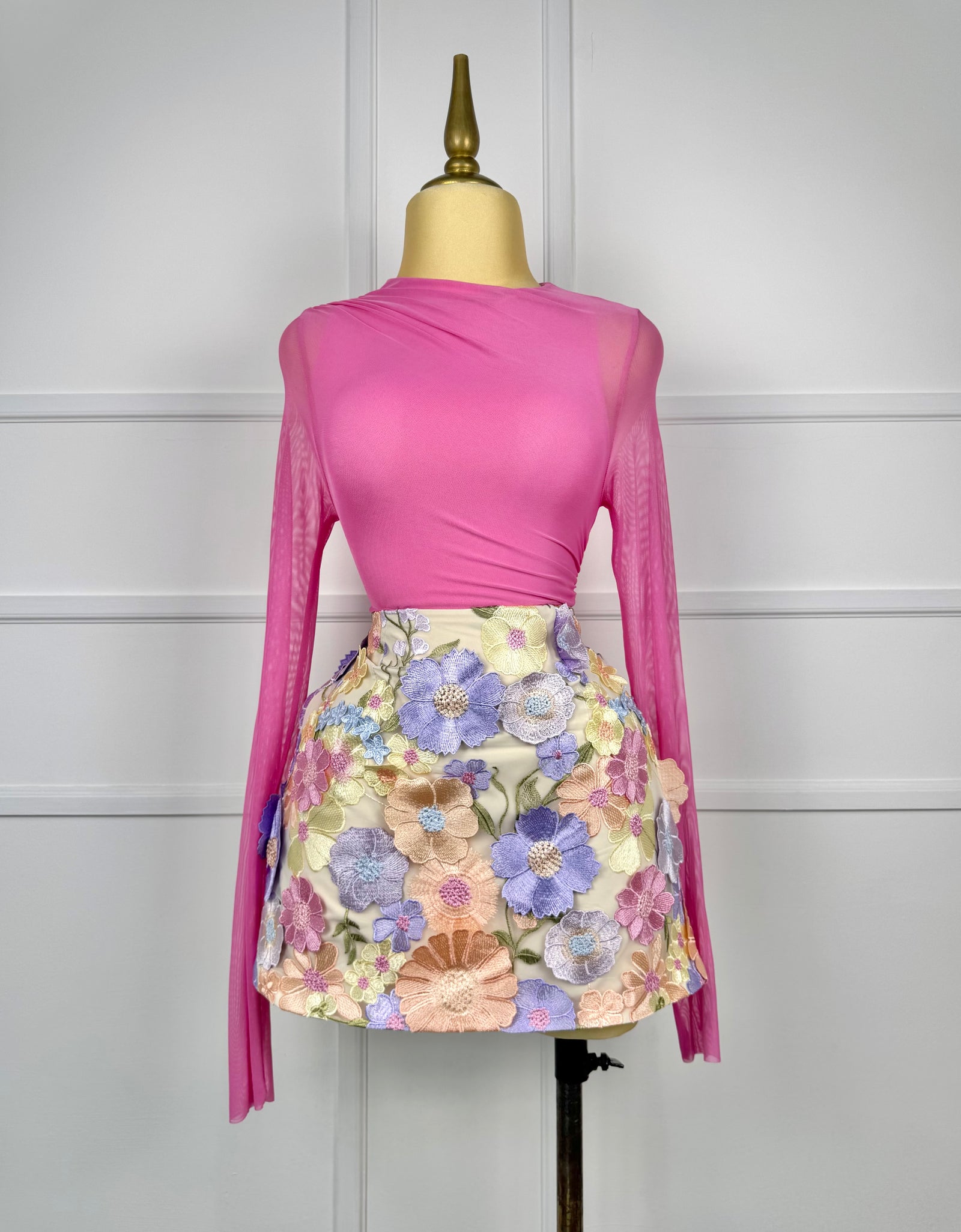 Falda corta con flores 3D