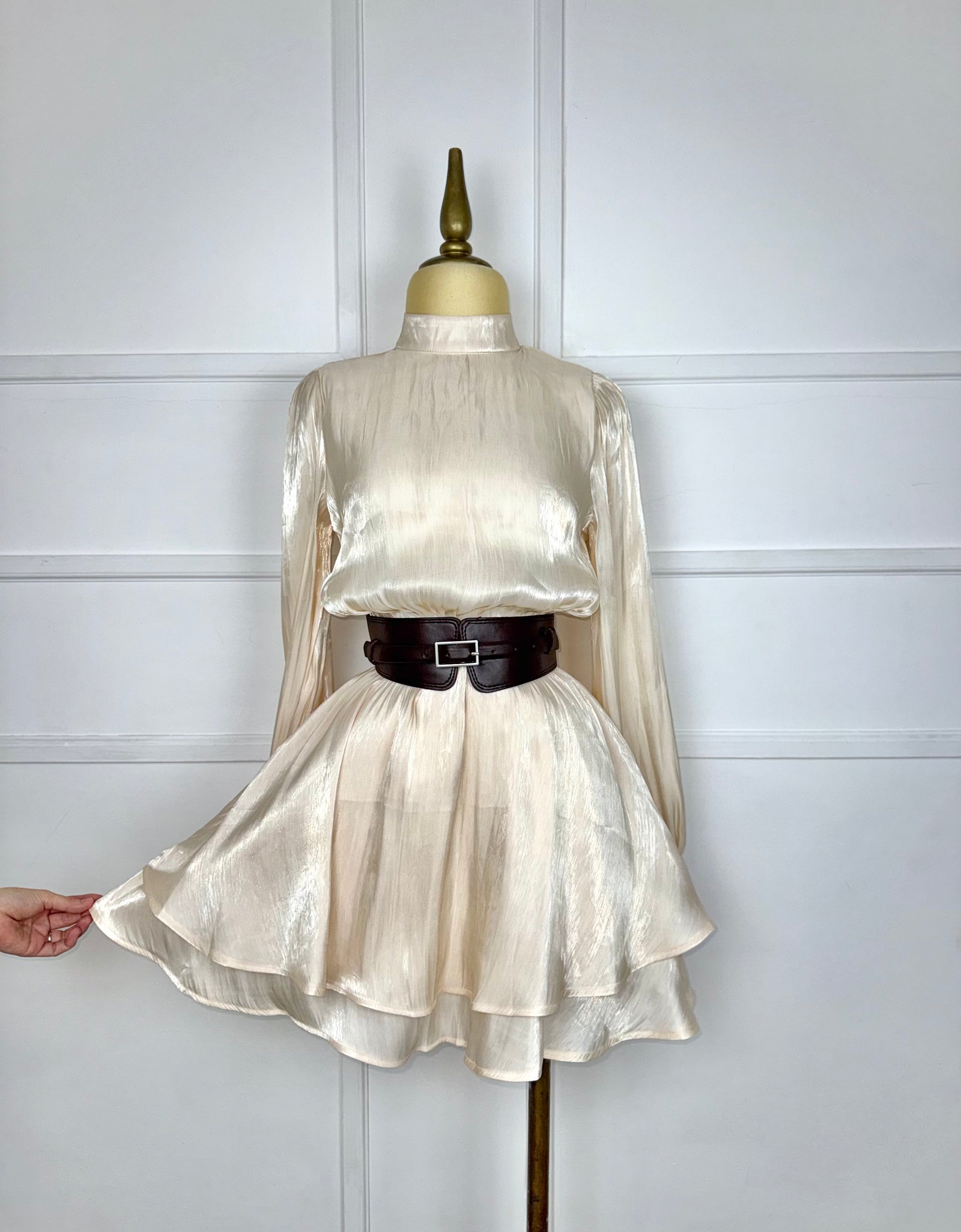 Vestido corto satinado con cinto