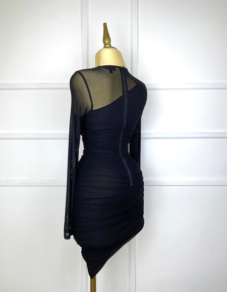 Vestido negro asimétrico con transparencias