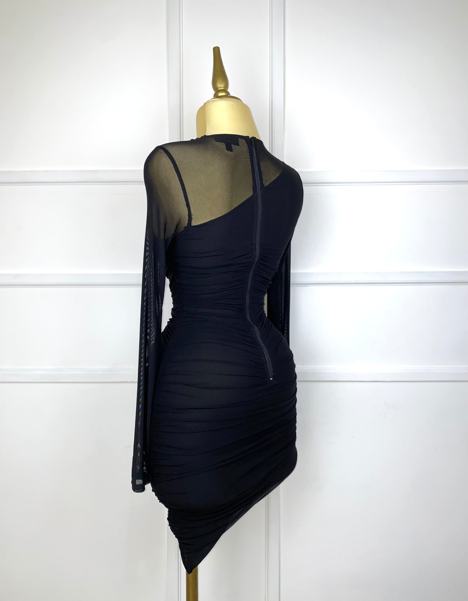 Vestido negro asimétrico con transparencias