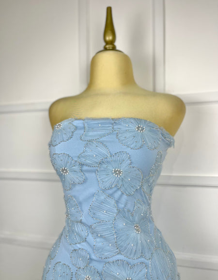 Vestido azul strapless con liston