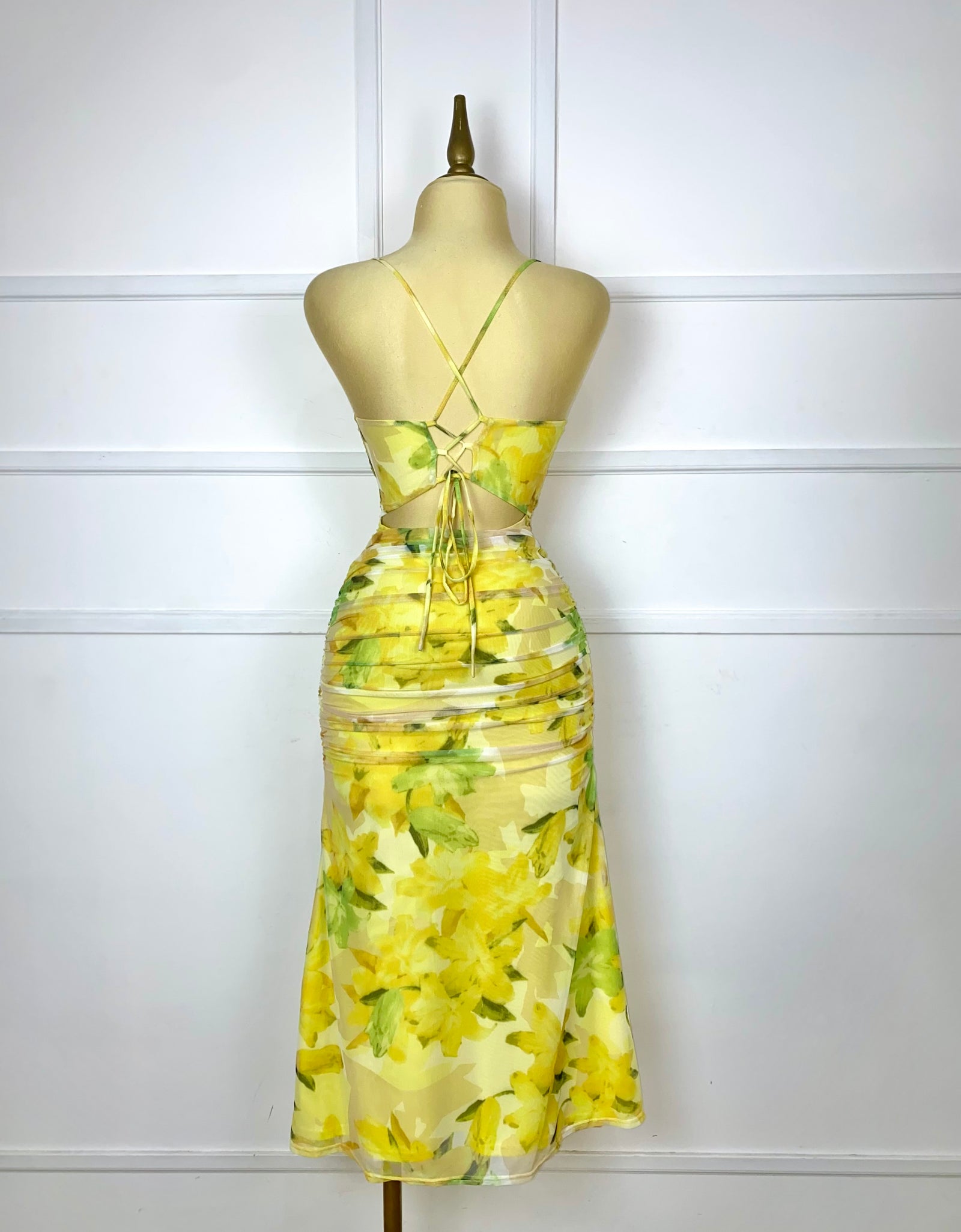 Vestido midi amarillo con flores