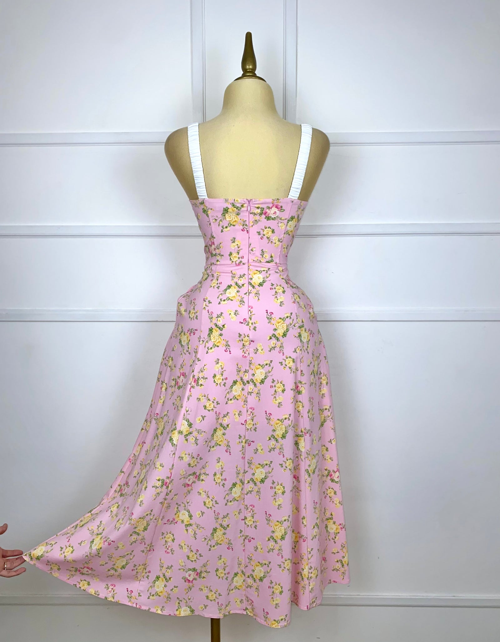 Vestido rosa flores amarillas con abertura