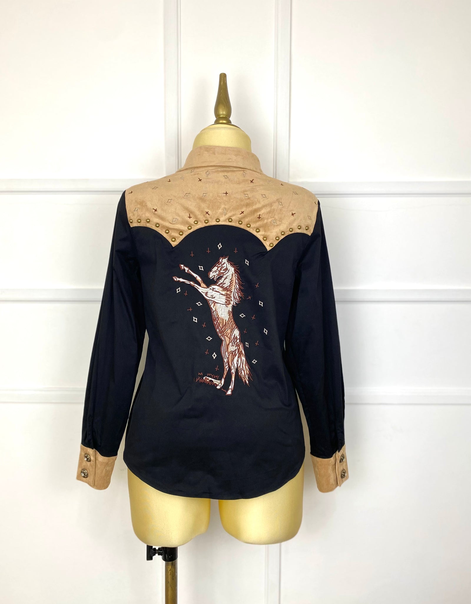 Camisa negra con estoperoles y caballo