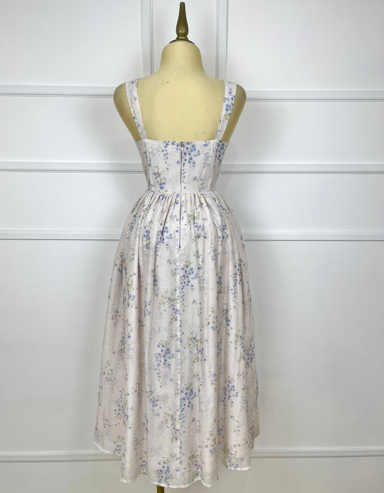 Vestido midi con abertura y florecitas azules