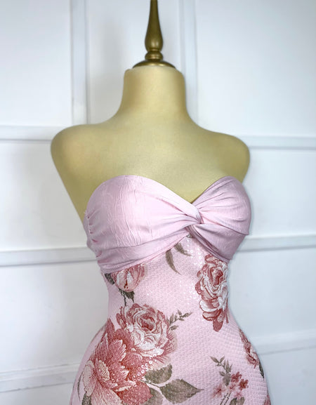 Vestido rosas con lentejuelas strapless