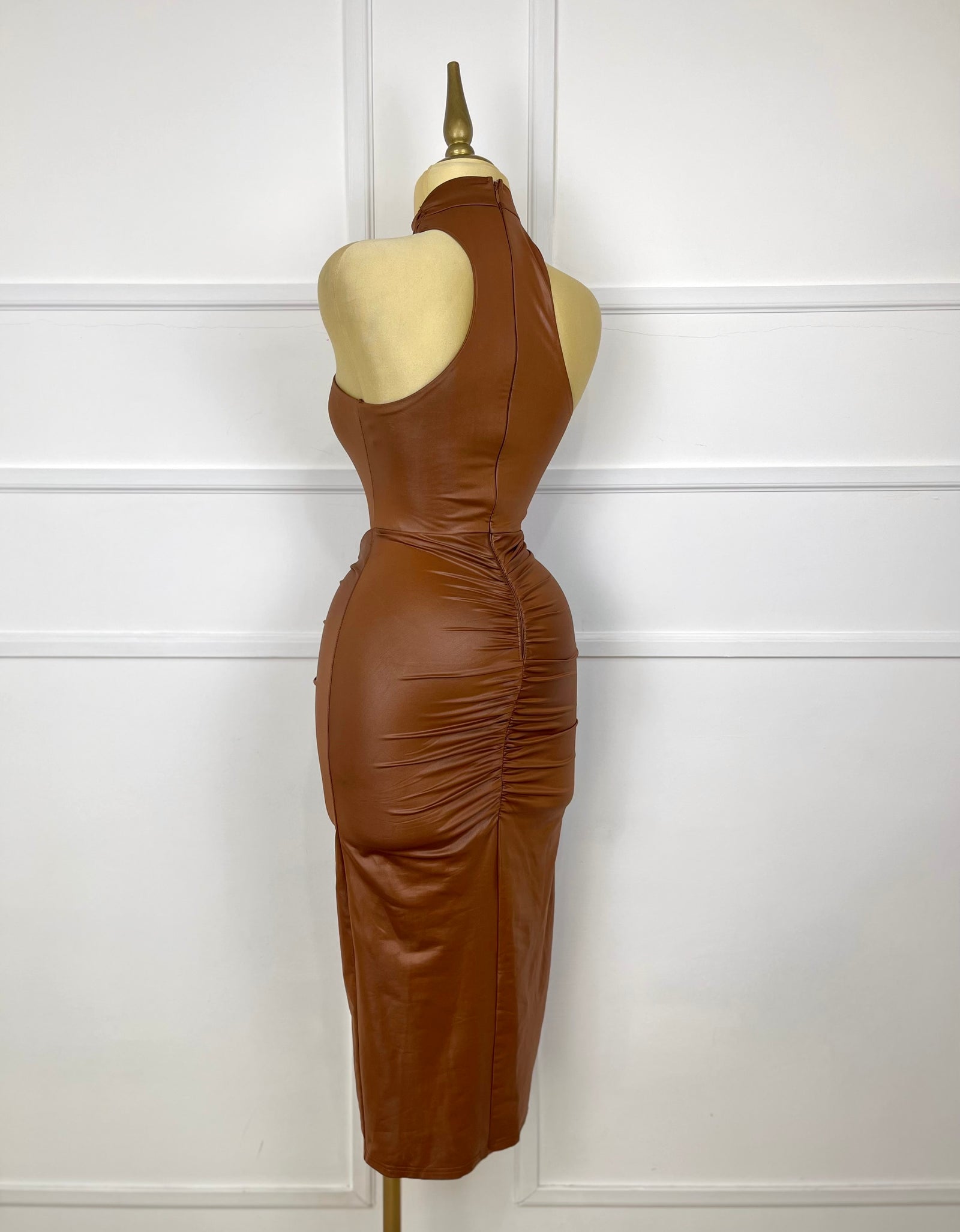 Vestido café midi drapeado vinipiel