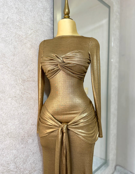 Vestido largo dorado con nudo