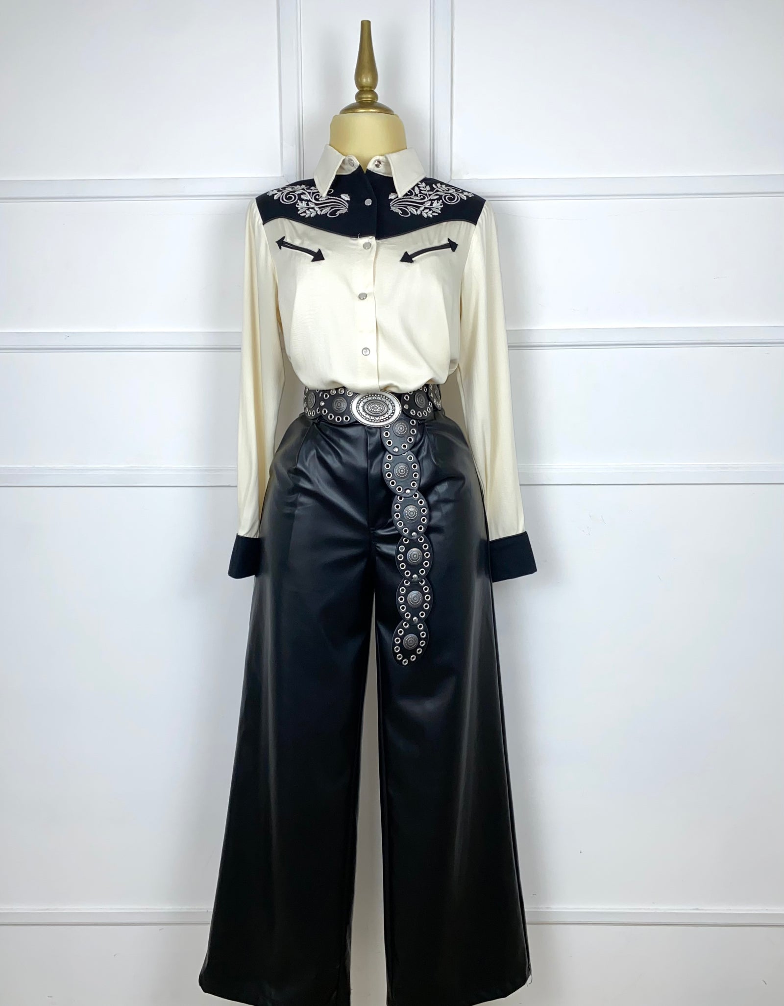 Camisa beige con negro vaquera