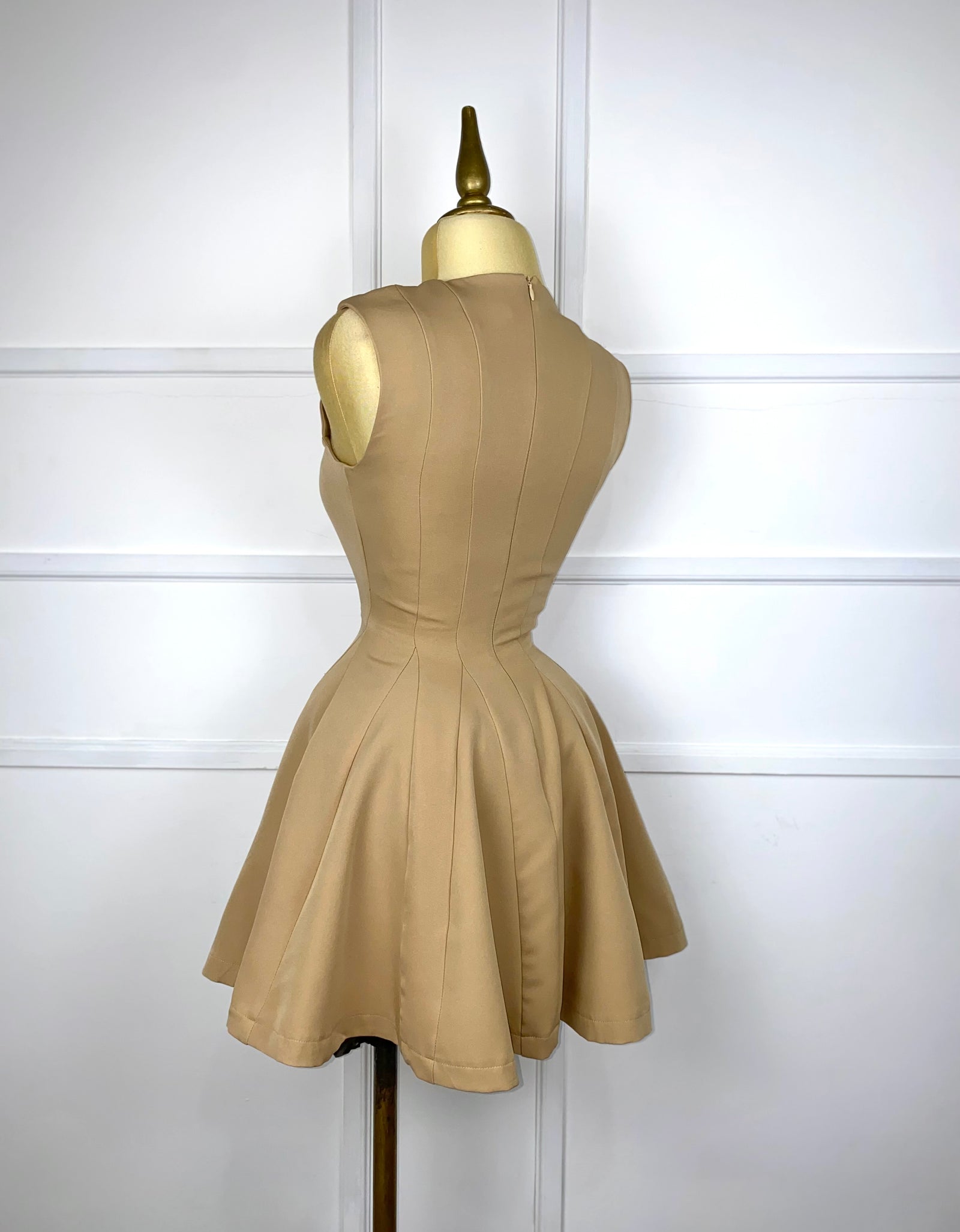 Vestide beige corte A botones dorados