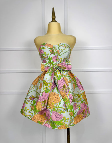 Vestido strapless con flores