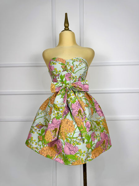 Vestido strapless con flores