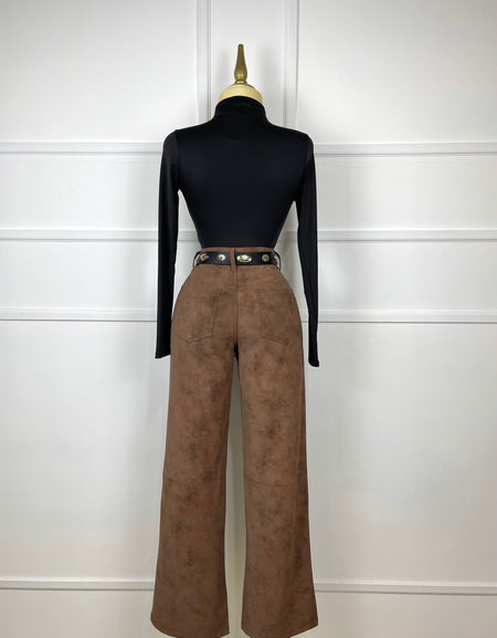 Pantalón café vinipiel