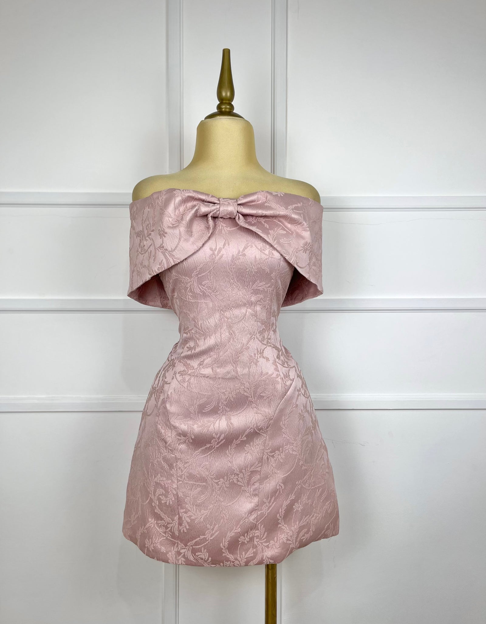 Vestido rosa brocado con moño