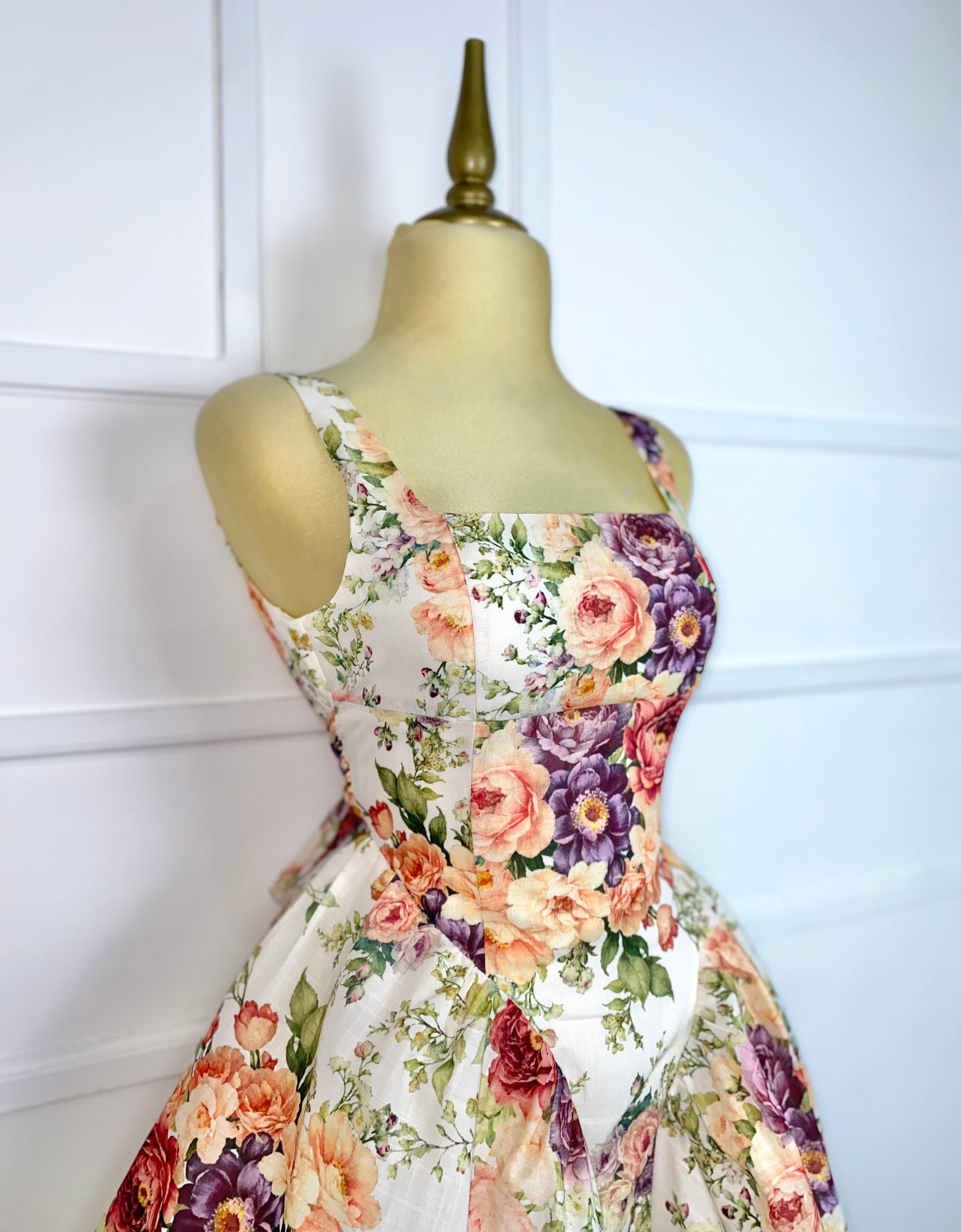 Vestido corto con estampado de flores