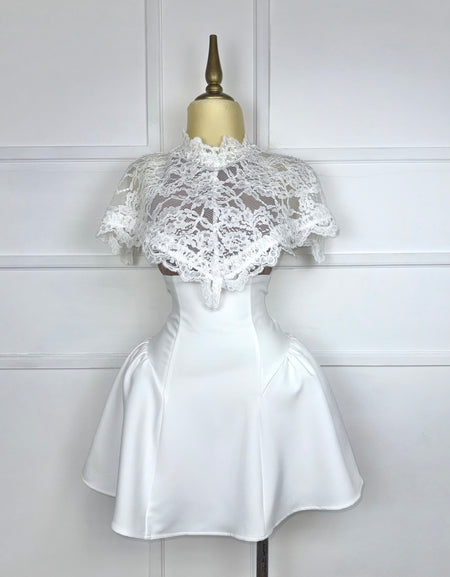 Vestido blanco con capa guipur