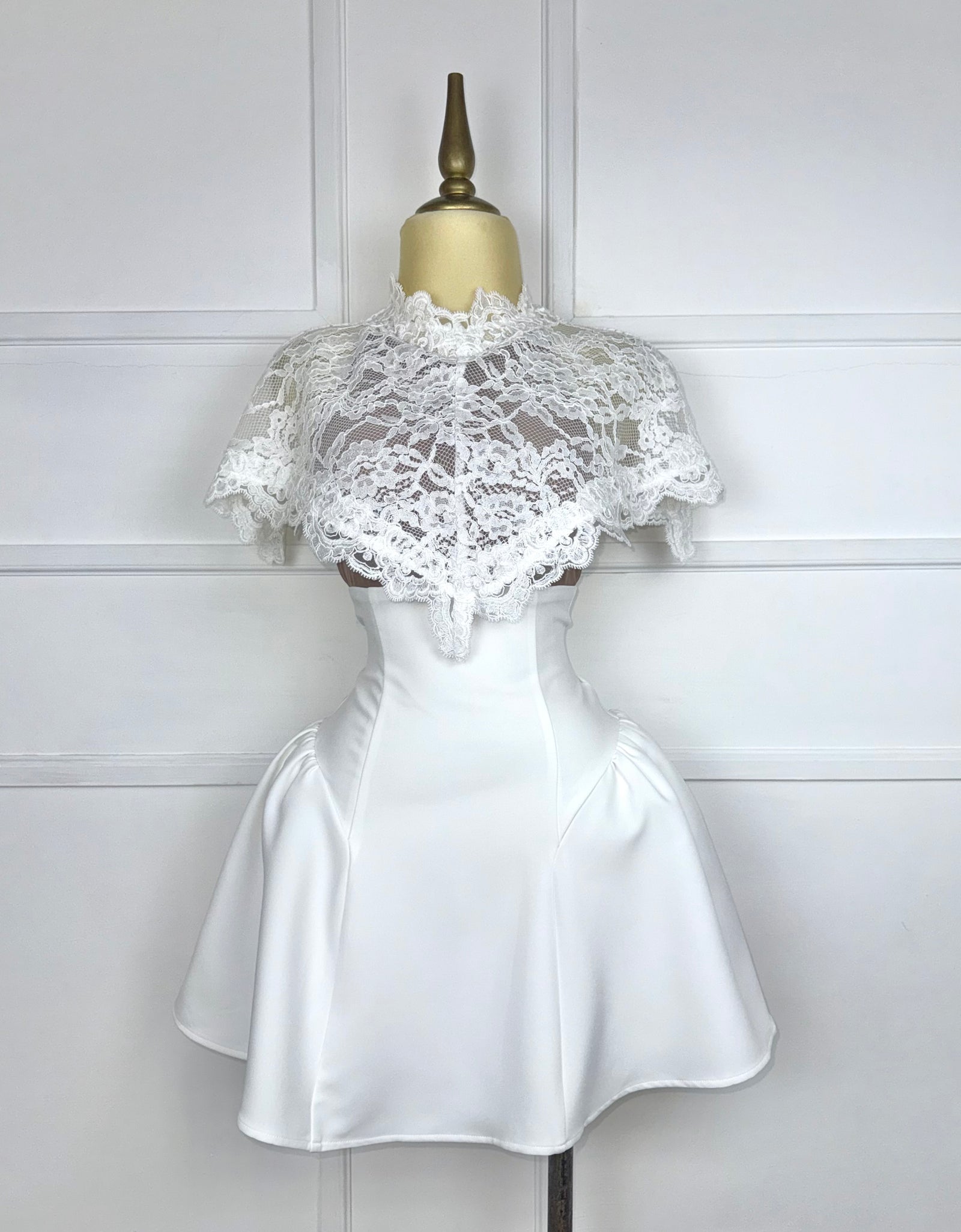Vestido blanco con capa guipur