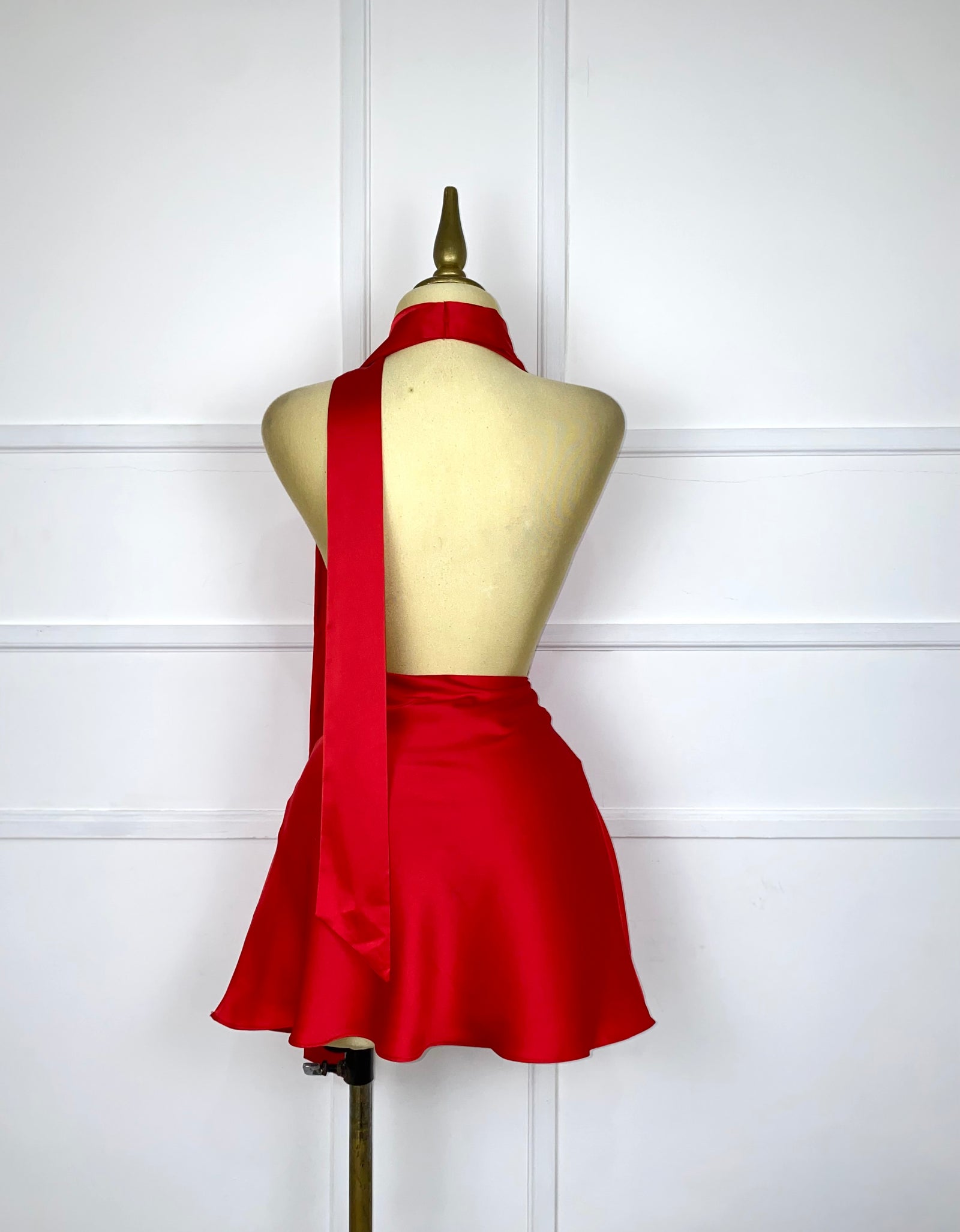 Vestido rojo corto satinado