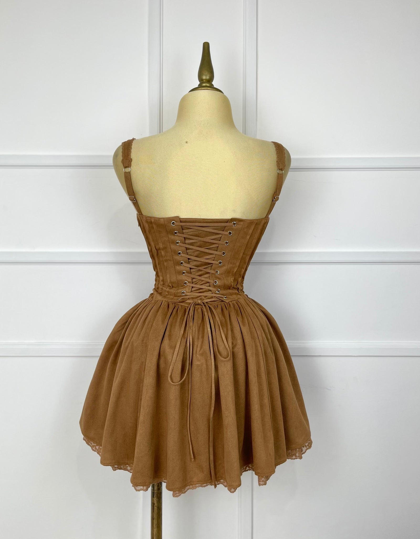 Vestido corto café de gamuza