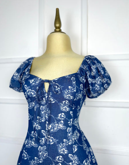 Vestido corto azul con flores