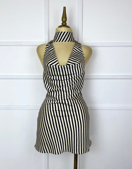 Vestido corto con líneas