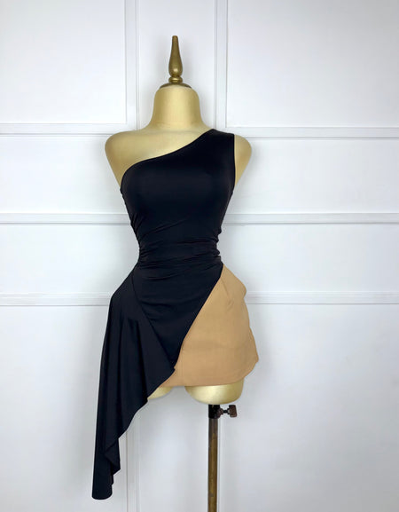 Blusa negra asimétrica