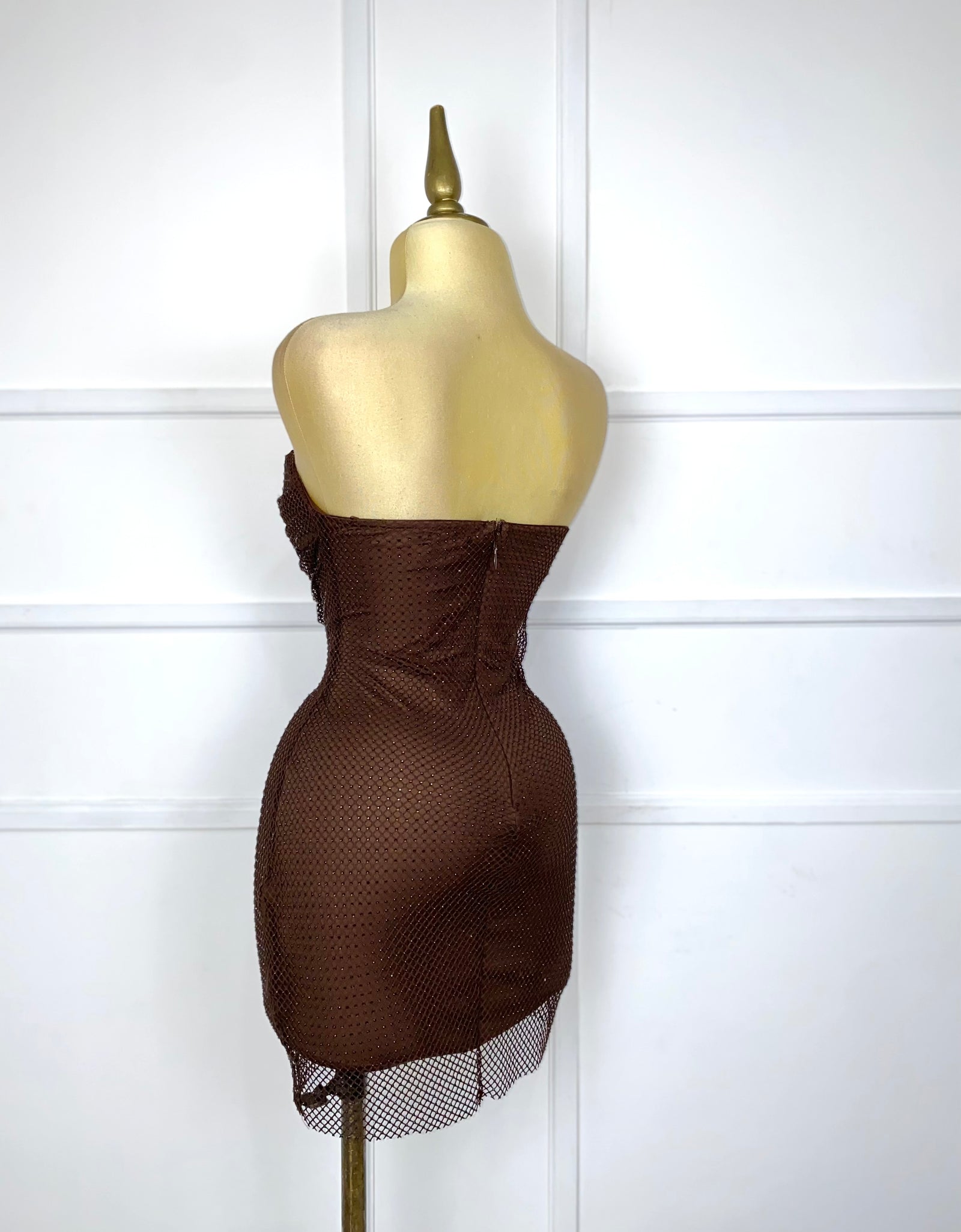 Vestido café strapless con pedrería