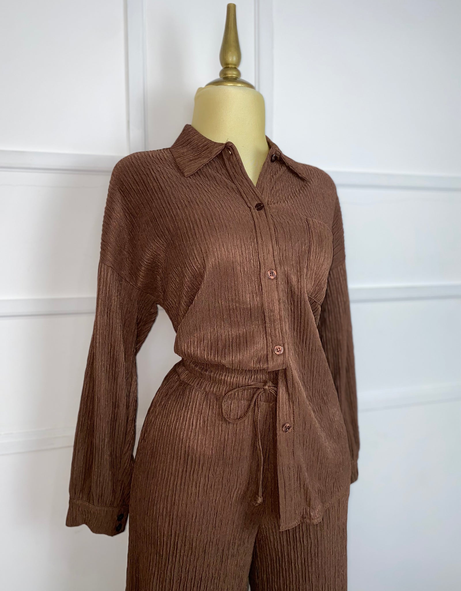 Set café textura camisa y pantalón