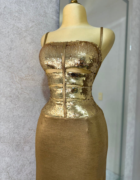 Vestido dorado largo con lentejuelas