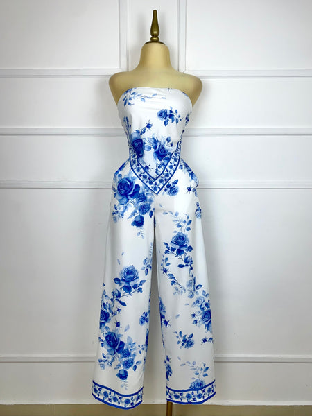 Set blanco con flores azules