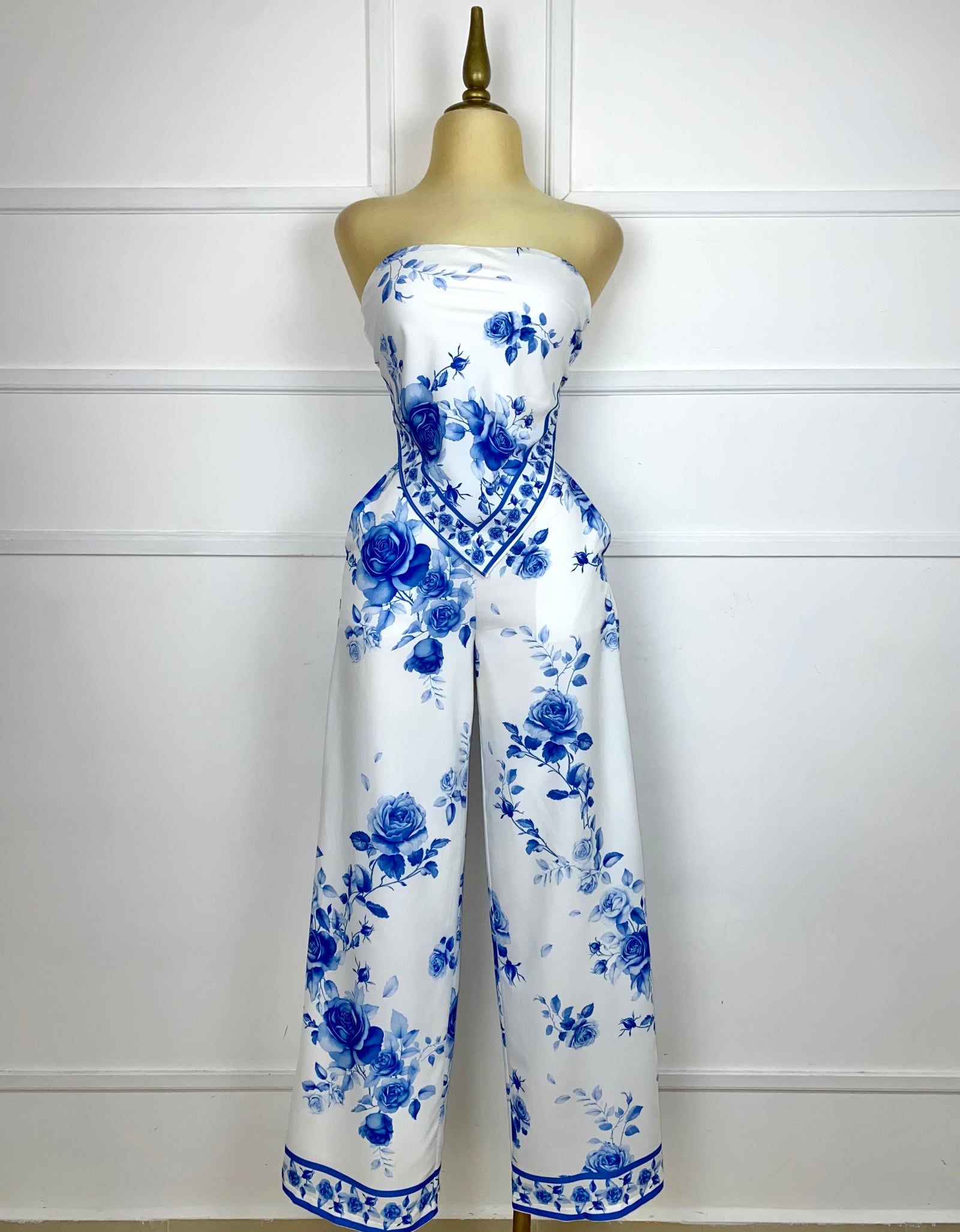 Set blanco con flores azules