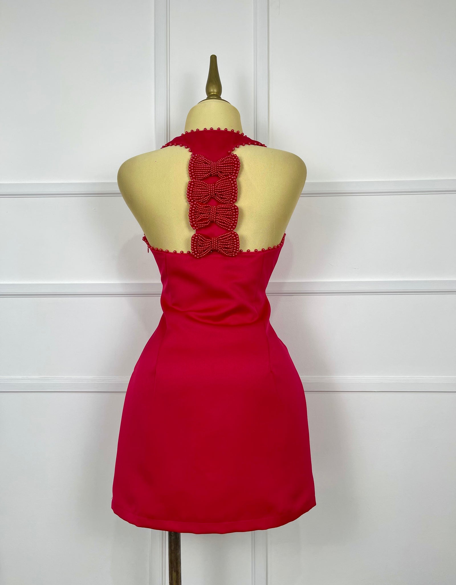 Vestido rojo cereza con perlas y moños