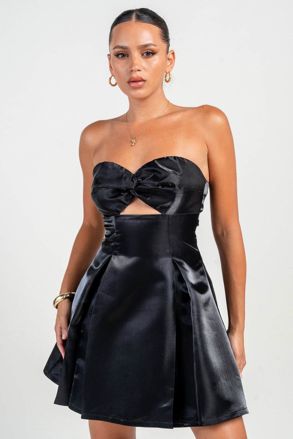 Vestido negro corto strapless
