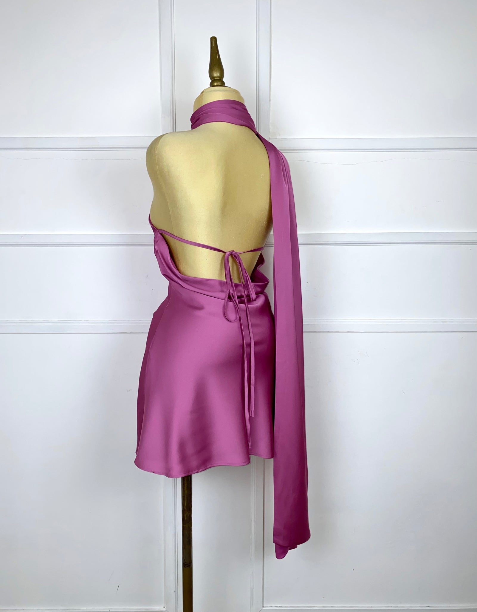 Vestido lila satinado asimétrico