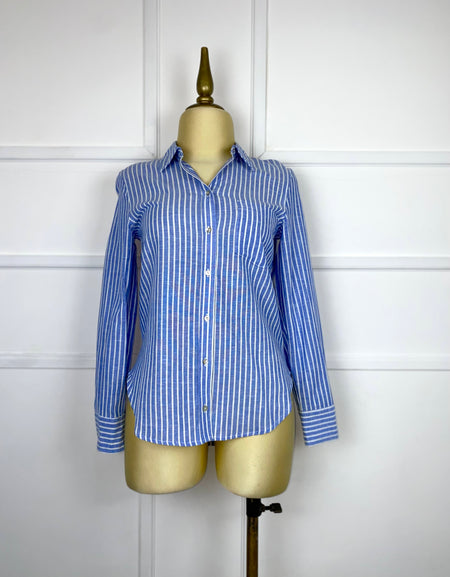 Camisa azul con líneas