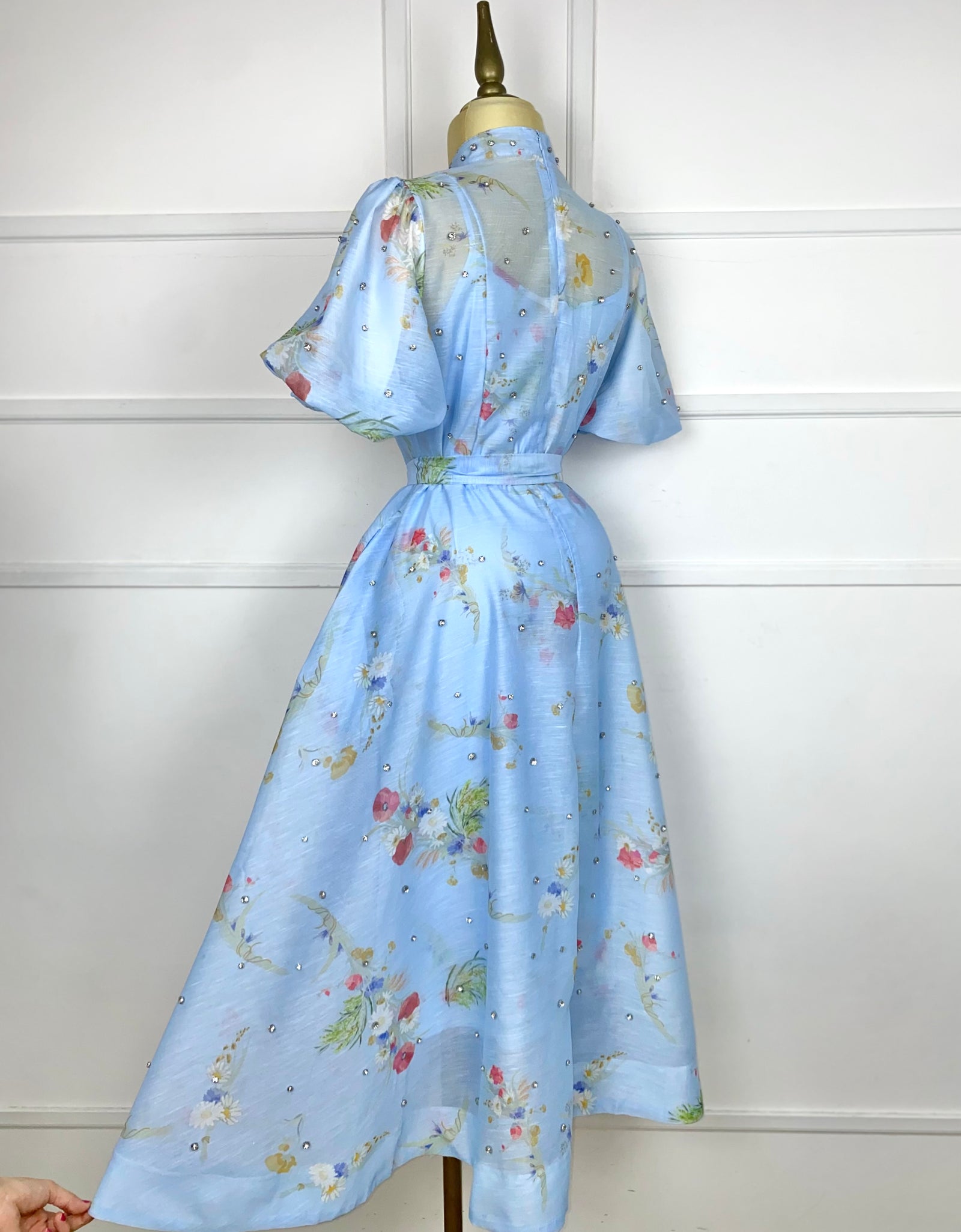 Vestido azul con flores y pedrería con listón