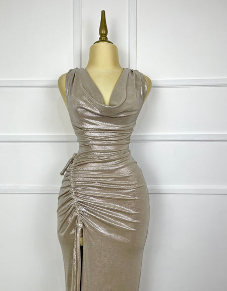 Vestido champagne brilloso con abertura