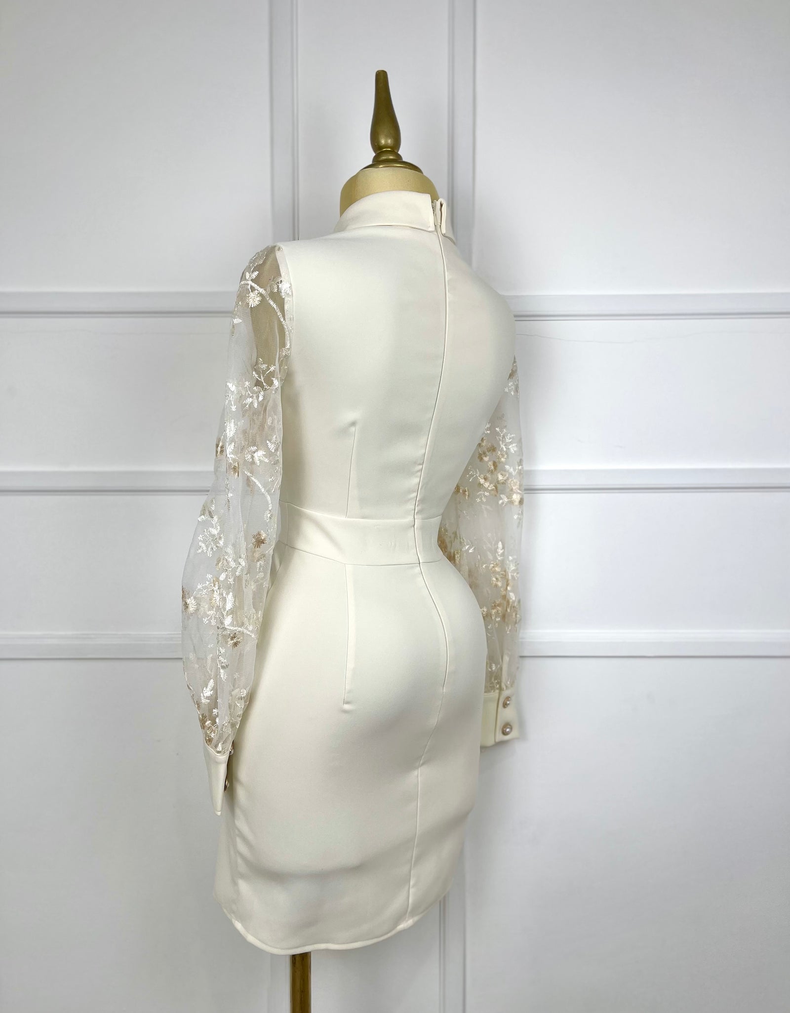 Vestido beige corto con encaje