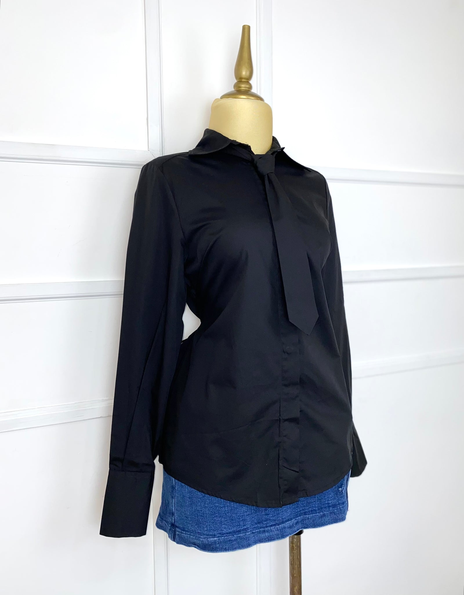 Camisa negra con corbata