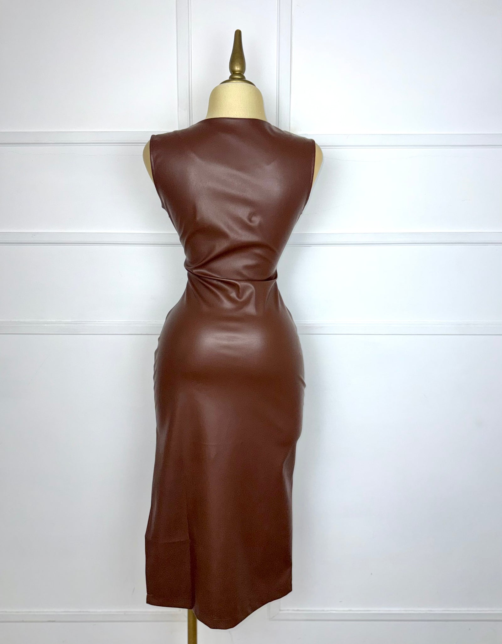 Vestido vinipiel café con drapeado
