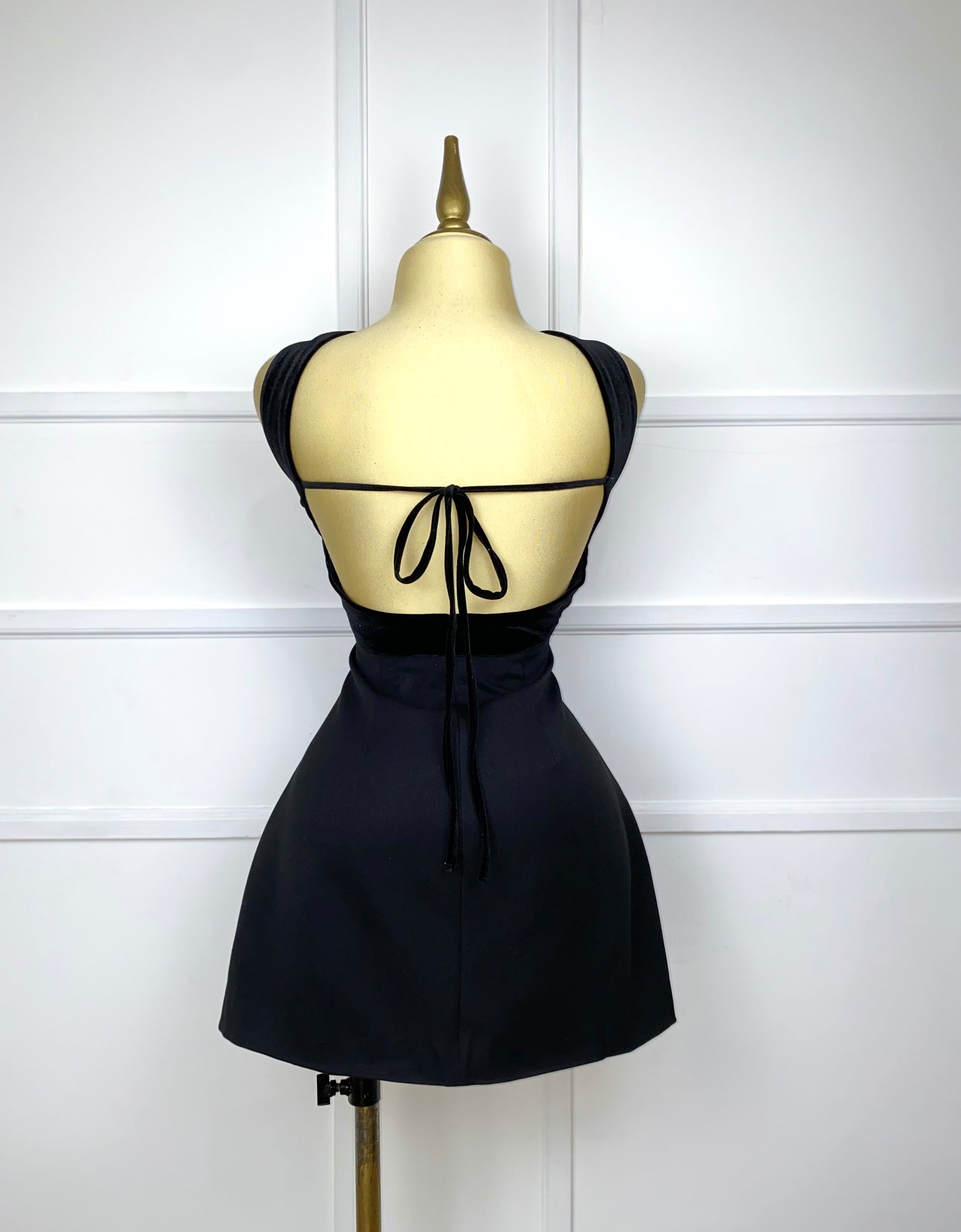Vestido corto negro con terciopelo