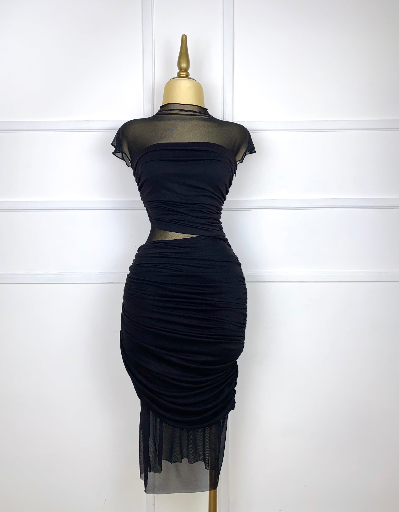 Vestido negro mesh asimétrico con transparencia