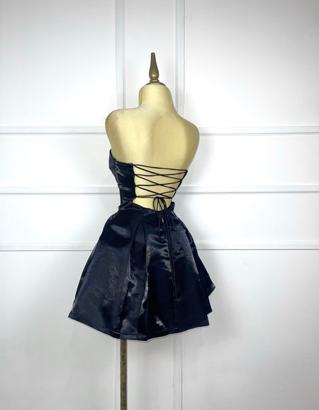 Vestido negro corto strapless