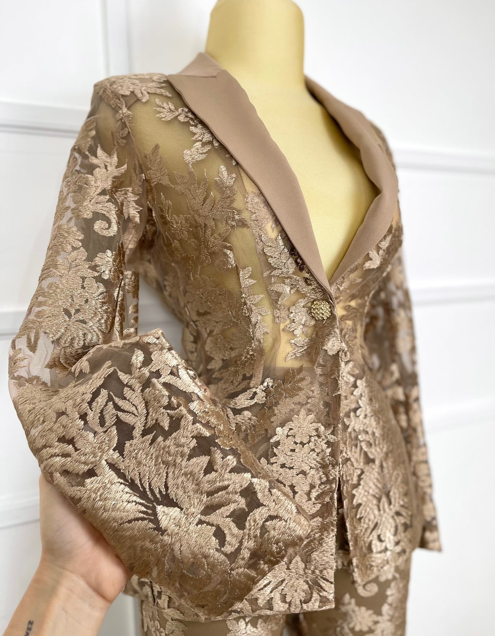 Traje estampando con transparencia