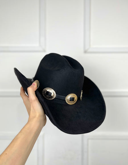 Sombrero negro con hebillas doradas