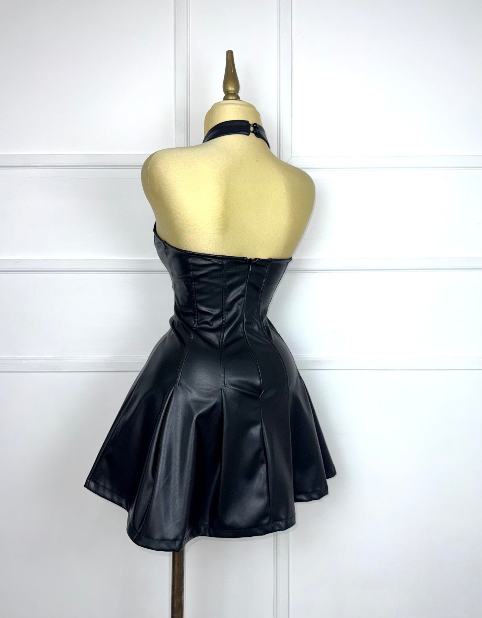 Vestido corto negro de vinipiel