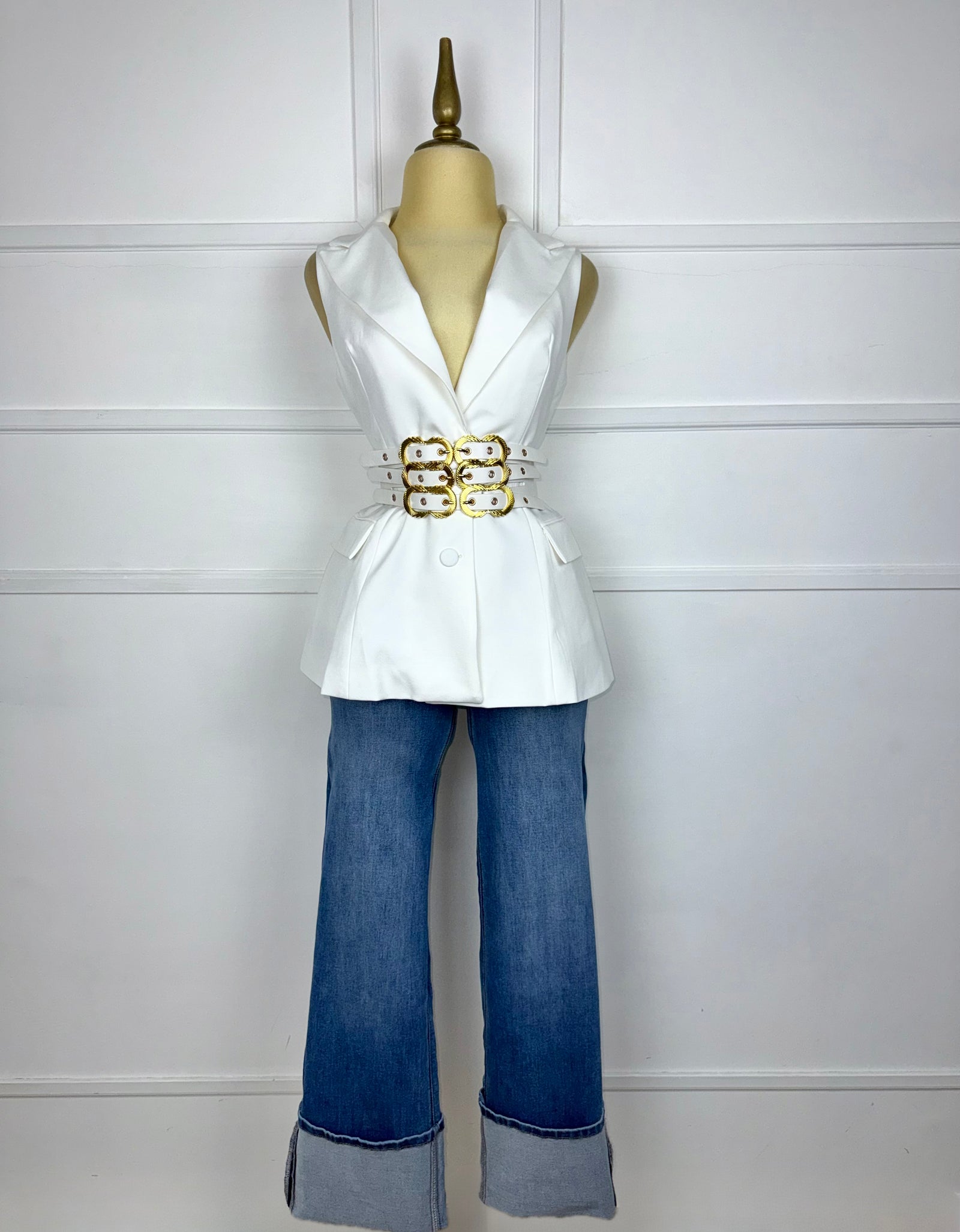 Blazer blanco con cinto hebillas doradas