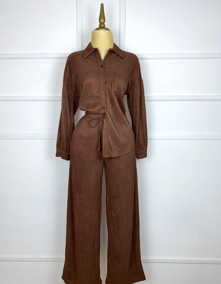 Set café textura camisa y pantalón